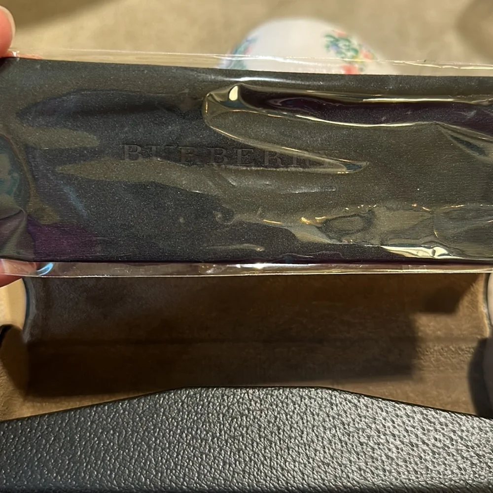 Burberry case - Picture 4 of 5